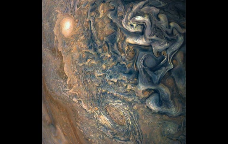 Las imágenes muestran la variedad de colores existentes en la atmósfera de Júpiter. TWITTER / @NASAJuno