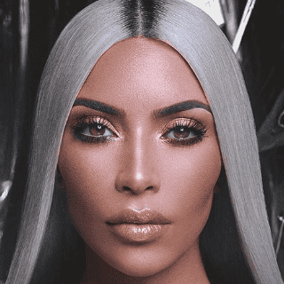 Kim Kardashian enciende redes al posar desnuda