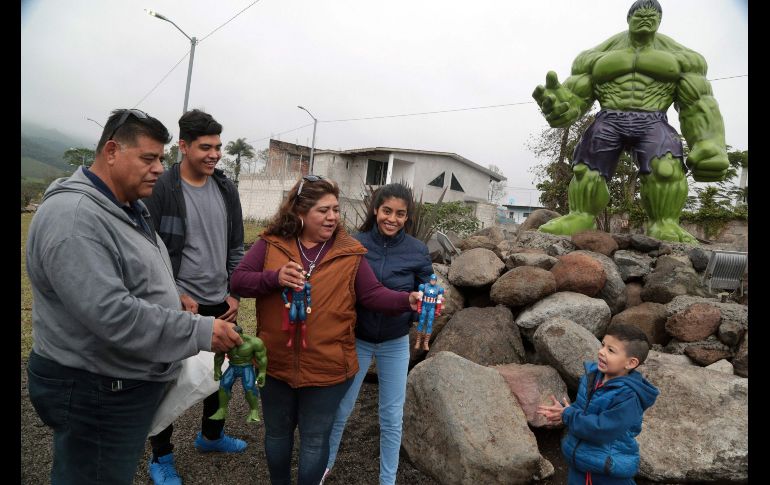 Una familia posa frente a la figura de Hulk. AFP / J. Castañares