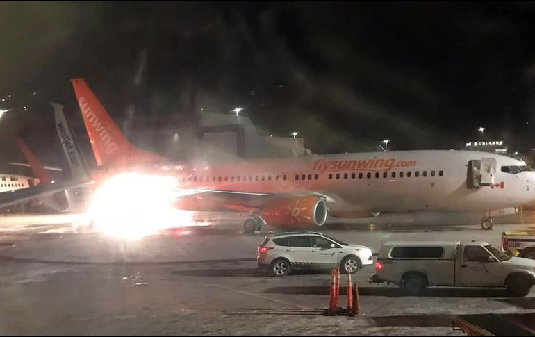 En las imágenes publicadas en las redes sociales se ve la cola del avión de la compañía Sunwing en llamas. AFP / FACEBOOK / Connie Carson