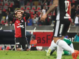 La cara de Vigón refleja lo que pasó en el juego. Improvisado como lateral derecho, el rojinegro fue víctima de las acometidas del León, que supo sacar provecho por esa zona y se llevó los puntos. EL INFORMADOR/F. Atilano