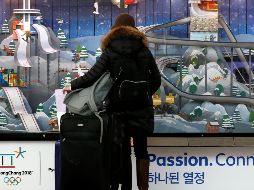 Una mujer observa un escaparate promocional de los Juegos Olímpicos de Invierno de PyeongChang 2018 en una estación de Seúl. EFE/J. Heon-Kyun
