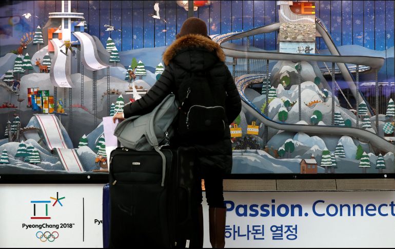 Una mujer observa un escaparate promocional de los Juegos Olímpicos de Invierno de PyeongChang 2018 en una estación de Seúl. EFE/J. Heon-Kyun