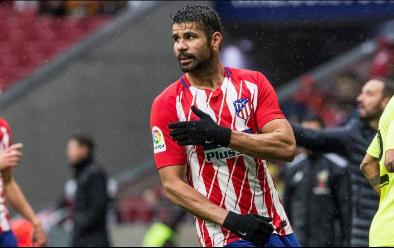 Costa fue expulsado por doble amarilla por la celebración que realizó tras su gol, abrazándose a los ultras del equipo colchonero. EFE / R. Jiménez