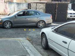 Al lugar acuden elementos de la Fiscalía y del Servicio Médico Forense para trasladar al cuerpo a la morgue. ESPECIAL/