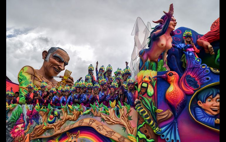 Miles de personas se congratulan en esta fiesta del año con creativos diseños. AFP / L. Robayo