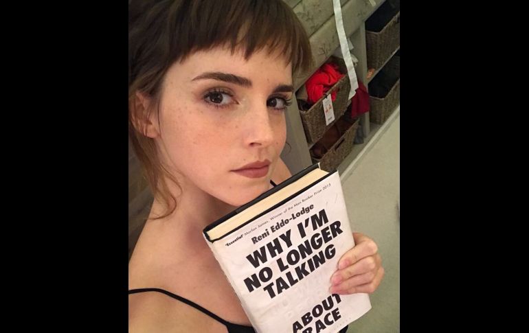 Nuevo año, nuevo look. La actriz Emma Watson compartió una imagen en la que aparece con fleco, mientras sostiene un libro. INSTAGRAM/ emmawatson
