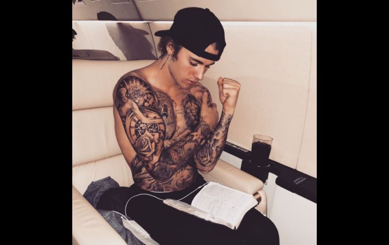 Luego de rumorearse que Justin Bieber y Selena Gómez recibieron el año nuevo en las playas de México, el cantante canadiense compartió una imagen donde luce su abdomen cubierto por tatuajes. INSTAGRAM/ justinbieber