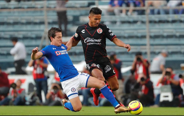 Carlos Fierro (I), uno de los nuevos fichajes de Cruz Azul, creó una de las pocas ocasiones de gol para los celestes. EFE/J. Méndez
