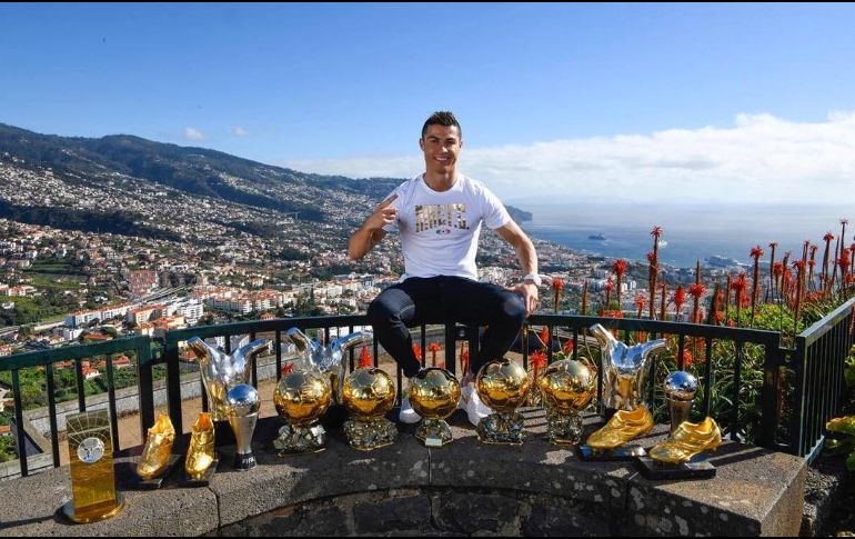 El jugador portugués del Real Madrid, Cristiano Ronaldo aparece con todos los trofeos que ha obtenido a lo largo de su carrera. INSTAGRAM/ cristiano