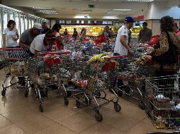 La medida de la baja de precios surge en medio de una situación de crisis que ha generado protestas de los sectores populares en las últimas semanas. EFE / M. Gutiérrez