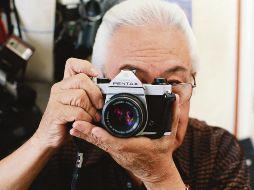 Desde hace más de 40 años Rigoberto se dedica a la fotografía; por sus manos pasan cámaras que ya no son comunes. EL INFORMADOR/ G. Gallo