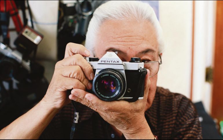 Desde hace más de 40 años Rigoberto se dedica a la fotografía; por sus manos pasan cámaras que ya no son comunes. EL INFORMADOR/ G. Gallo