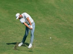 Dustin Johnson. El número uno del escalafón mundial hace un tiro en el hoyo 15 durante la tercera ronda del Torneo de Campeones. AFP/S. Greenwood
