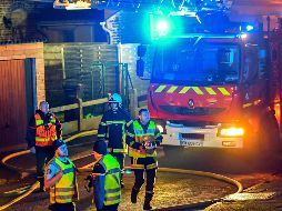 Dos bomberos fallecieron al sufrir un choque térmico a causa de las llamas. AFP/P. Huguen
