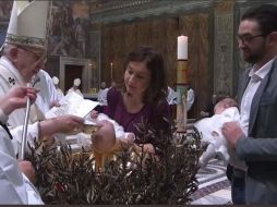 Tras pronunciar su homilía, Jorge Bergoglio procedió a bautizar uno por uno a los 34 pequeños, hijos de residentes o empleados de la Ciudad del Vaticano.TWITTER/@CatholicSat