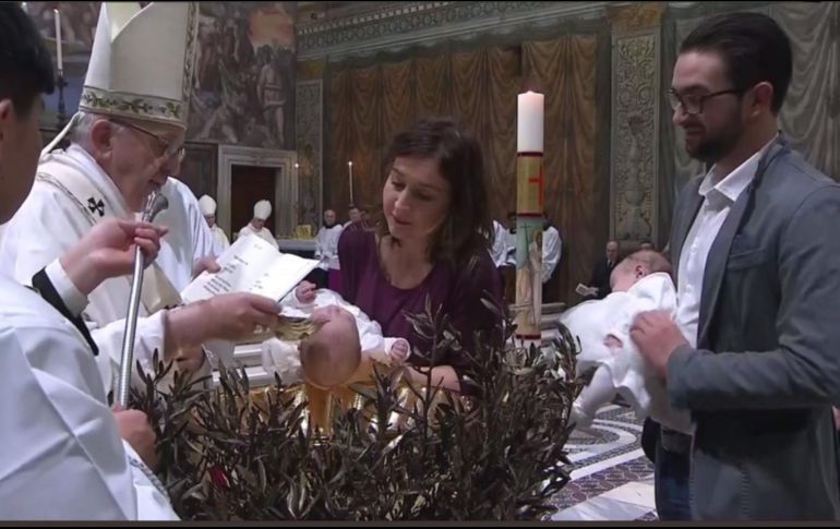 Tras pronunciar su homilía, Jorge Bergoglio procedió a bautizar uno por uno a los 34 pequeños, hijos de residentes o empleados de la Ciudad del Vaticano.TWITTER/@CatholicSat