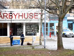 Las fuerzas de seguridad acordonaron la estación y la plaza en la que se encuentra. EFE/H. Montgomery