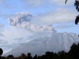 En estos días el complejo volcánico tuvo incandescencias, asociadas a algunas explosiones y que se cree están relacionadas con la aparición de la grieta. ESPECIAL/ ARCHIVO