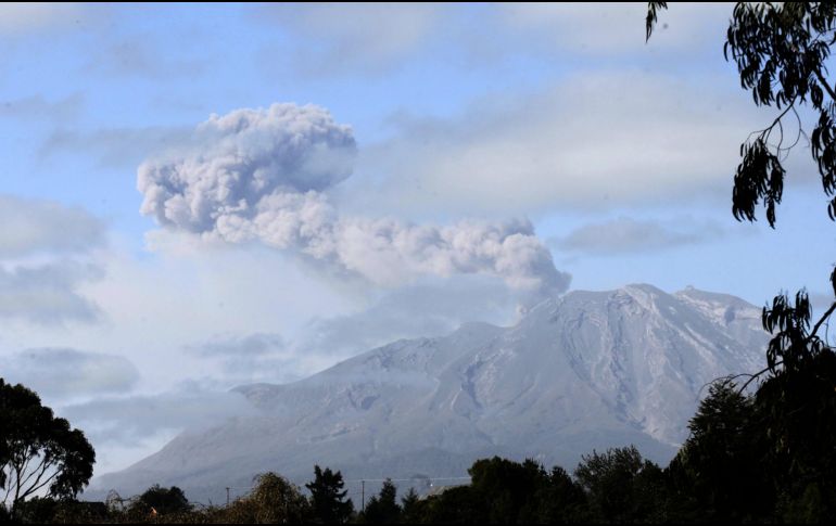 En estos días el complejo volcánico tuvo incandescencias, asociadas a algunas explosiones y que se cree están relacionadas con la aparición de la grieta. ESPECIAL/ ARCHIVO
