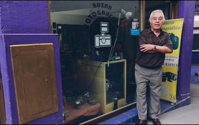 Desde hace más de 40 años Rigoberto se dedica a la fotografía; por sus manos pasan cámaras que ya no son comunes. EL INFORMADOR/ G. Gallo