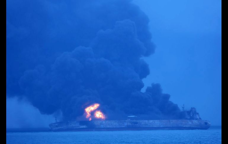 Un petrolero registrado en Panamá arde tras el choque de ayer con un carguero hongkonés, en el Mar Oriental de China. Los 32 tripulantes aún se encontraban desaparecidas este domingo. AFP/Guardia Costera surcoreana