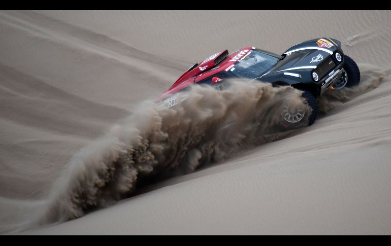El Mini de Yazeed Al Rajhi y Timo Gottschal compite en la segunda etapa del Rally Dakar en Pisco, Perú. AFP/F. Fife