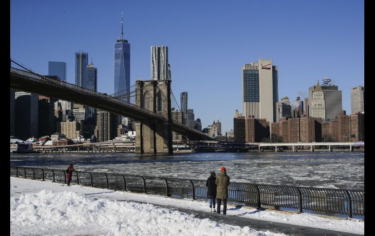 Hielo flota en el río Este junto al puente Brooklyn en Nueva York, Estados Unidos. AFP/E. Munoz
