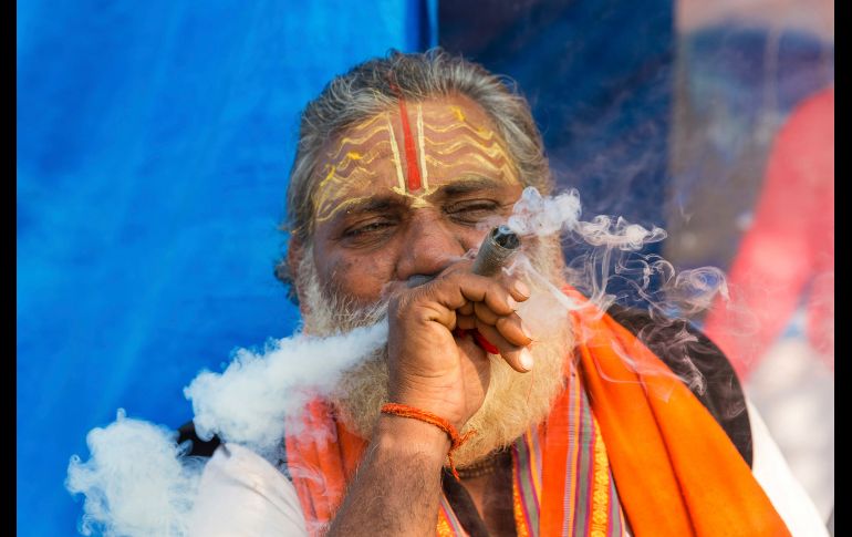 Un santón fuma mariguana tras tomar un baño ritualístico en el 