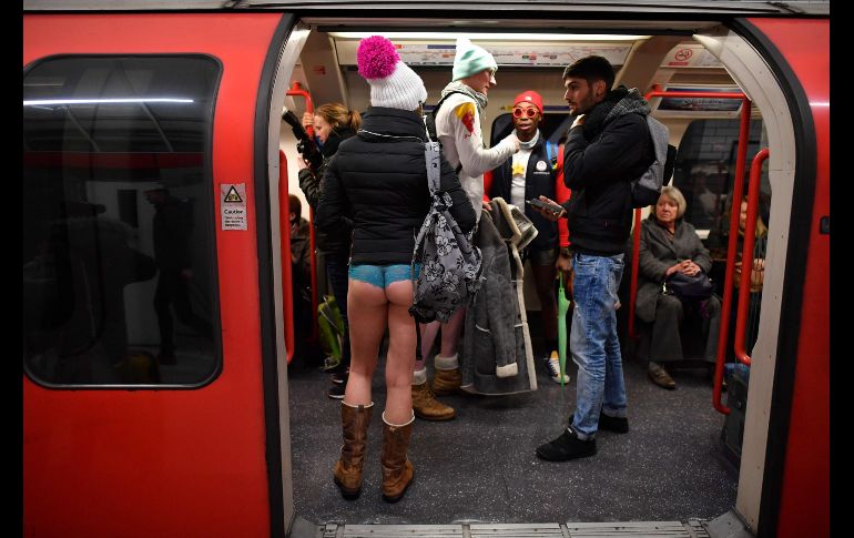 Una joven sin pantalones viaja en el metro en Londres, Inglaterra.