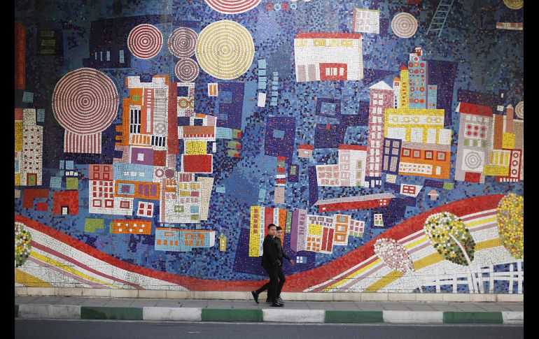 Un muro luce decorado con un mosaico en el centro de Teherán, Irán. AFP/A. Kenare
