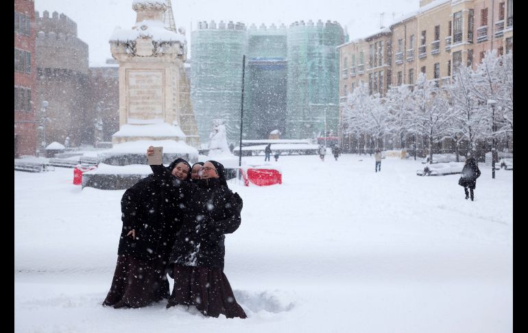 Religiosas se toman una selfi en el Mercado Grande de Ávila. La ciudad española ha amanecido con una capa de nieve de entre 30 y 40 centímetros. EFE/ R. Sanchidrián