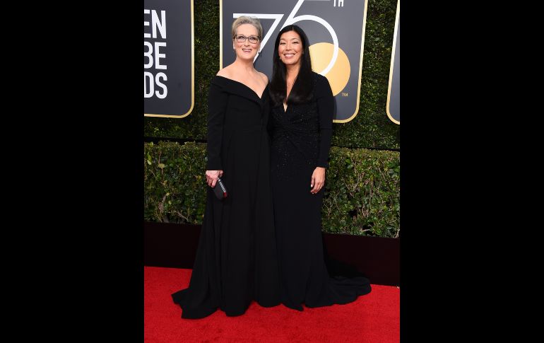 La actriz Meryl Streep y la activista Ai-jen Poo. Los atuendos de color negro inundan la alfombra roja de la 75 edición de los premios, reflejo del movimiento 