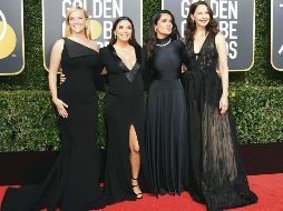 Poderosas. Reese Witherspoon y Eva Longoria en su paso por la alfombra de la 75 entrega anual de los Globos de Oro; a su paso lanzaron un mensaje para luchar por la igualdad salarial en Hollywood. En la foto se les unieron Salma Hayek y Ashley Judd. AFP