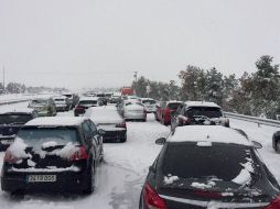 Familias atrapadas en sus coches pasaron la noche en sus coches a la espera de que las máquinas quitanieve puedan desbloquear las vías. EFE