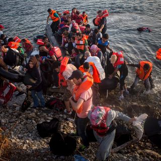 Guardacostas libios rescatan a 272 inmigrantes