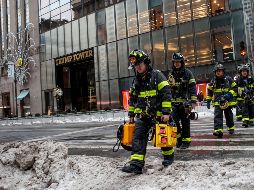Bomberos de NY dejan el edificio luego de extinguir el fuego registrado. AFP / D. Angerer