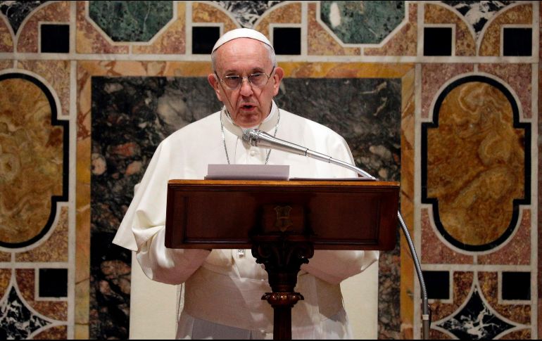 El Papa Francisco recuerda los fenómenos naturales durante su discurso ante los diplomáticos acreditados en el Vaticano con motivo del saludo de año nuevo. AFP / A. Medichini