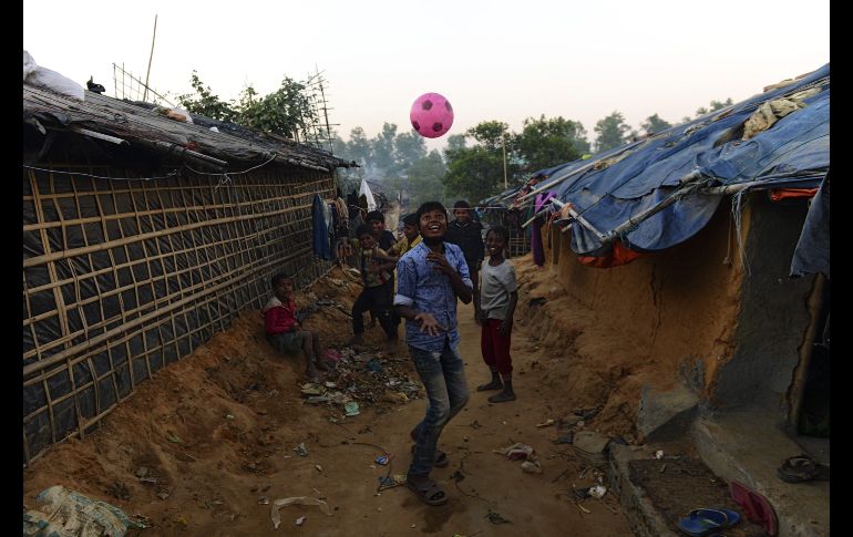 Refugiados rohinyás juegan cerca de su vivienda en el campamento de refugiados Kutupalong, ubicado en el distrito Ukhia de Bangladesh. AFP/M. Uz Zaman