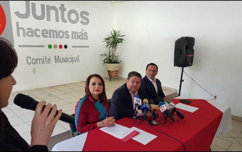 En rueda de prensa, Claudia Delgadillo confirma que declinó su aspiración y que Almaguer tendrá todo su apoyo. EL INFORMADOR / V. Arenas