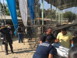 Policías ministeriales trasladan un cuerpo en la comunidad de La Concepción. EFE