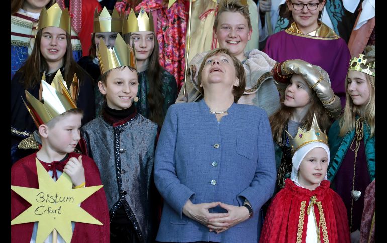 La canciller alemana Angela Merkel  (c) canta durante una recepción para cantantes de villancicos de todo el país, realizada en la cancillería en Berlín. AP/M. Sohn