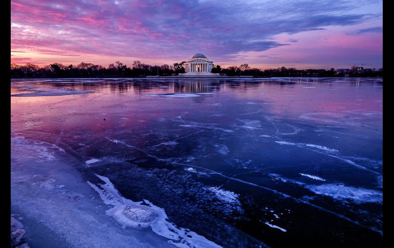 El monumento a Jefferson se refleja en agua congelada en Washington, DC. AP/J. Ake