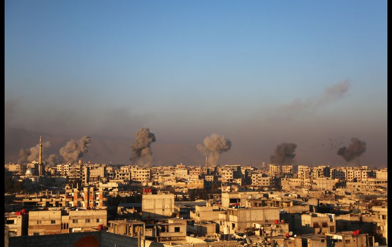 Humo se eleva tras ataques aéreos en la población siria de Arbin, bajo control de rebeldes. AFP/A. Almohibany