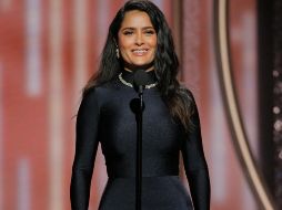 Hayek vistió de negro en los Globos de Oro para manifestarse en contra el acoso y abuso sexual en Hollywood. AP/P. Drinkwater