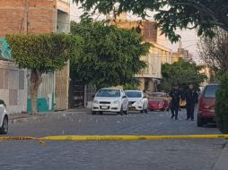 Elementos del Semefo y de la FGE, que se dirigieron al lugar para coordinar las investigaciones y recabar indicios del hecho. ESPECIAL/