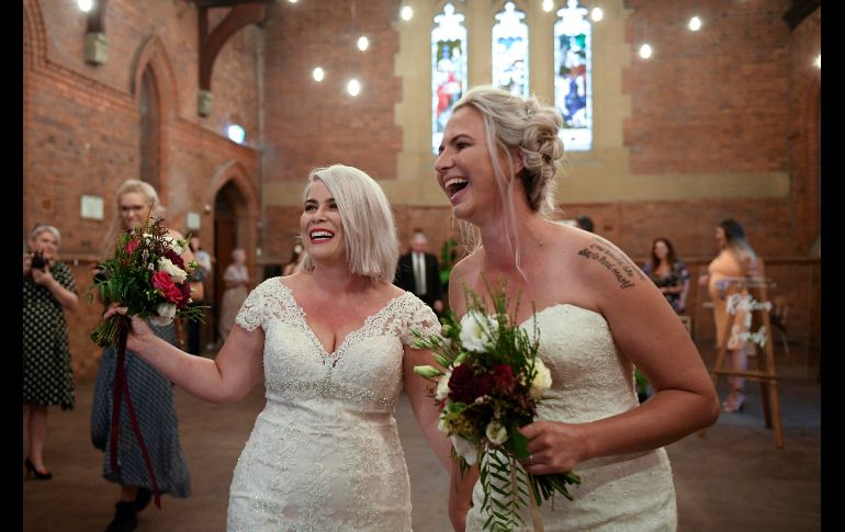 Sarah Turnbull (d) y Rebecca Hickson (i) sonríen después de casarse en Newcastle, Australia, en el primer día oficial en que se permiten las bodas de parejas del mismo sexo en Australia. EFE/D. Himbrechts