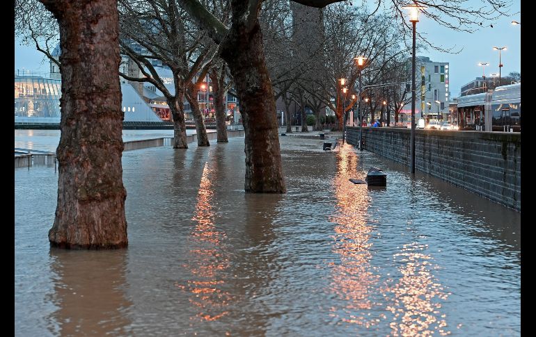 Las inmediaciones del río Rin lucen inundadas en Colonia, Alemania. EFE/S. Steinbach