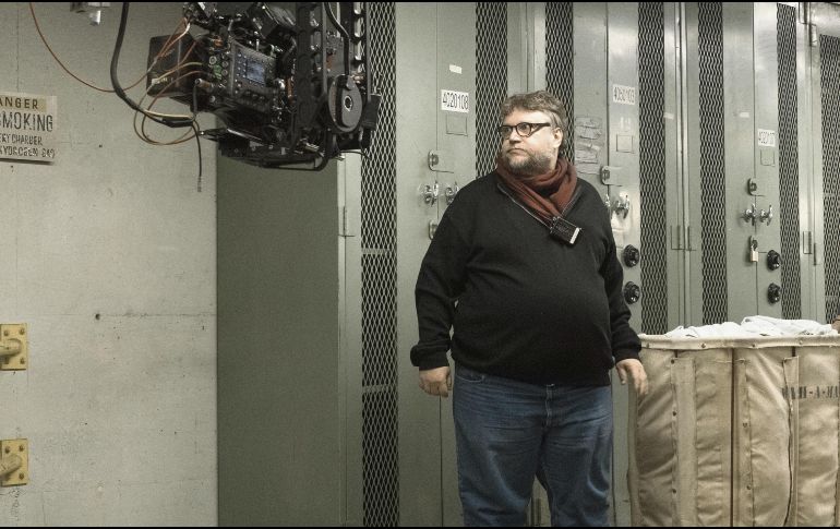 En rodaje. Guillermo del Toro durante la producción de la cinta “The Shape of Water”. ESPECIAL