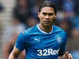 Aprueba exámenes. Carlos Peña realizó ayer de manera satisfactoria las pruebas médicas antes de firmar su contrato con el Cruz Azul. AP